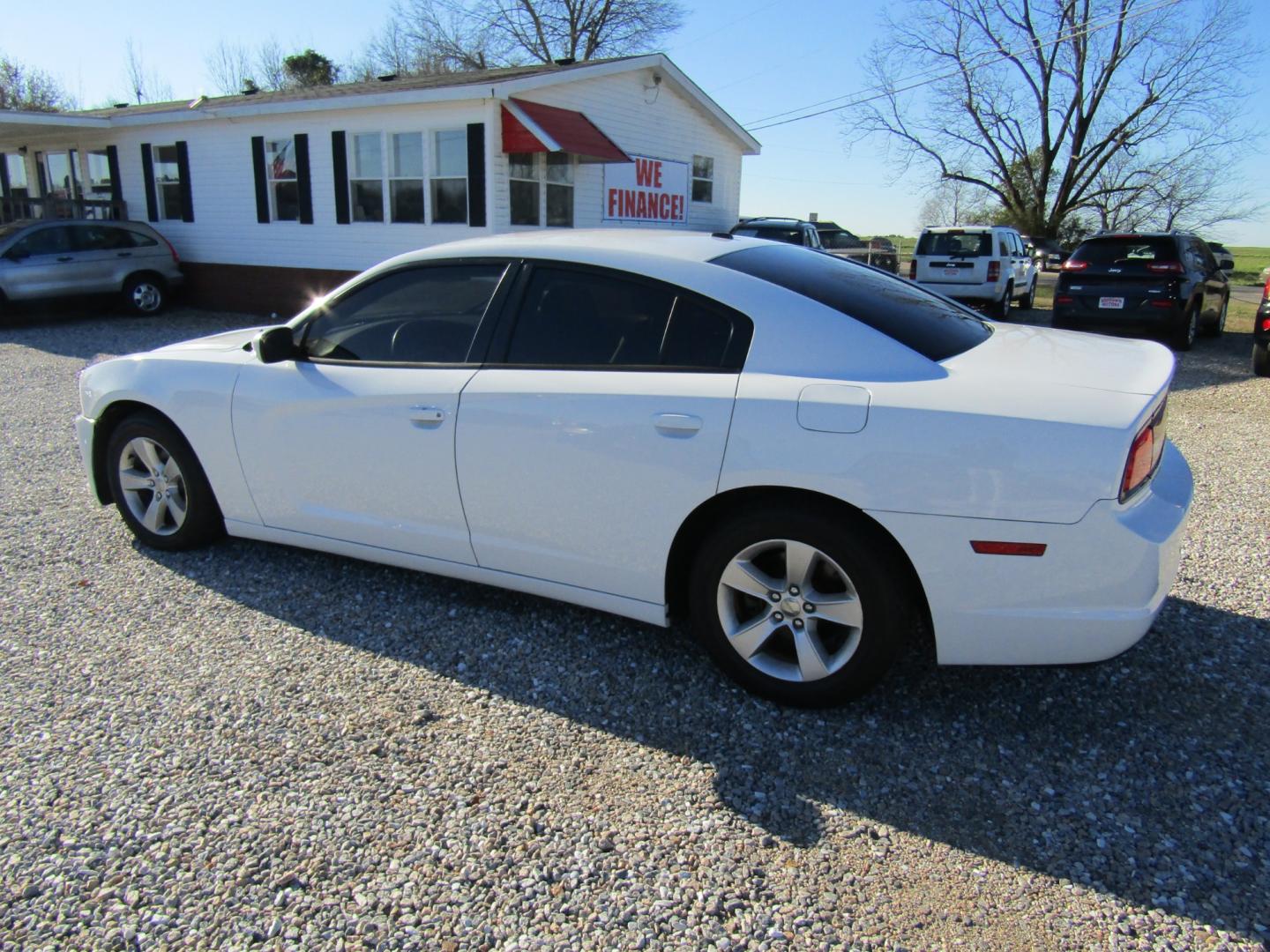 2014 White Dodge Charger SE (2C3CDXBG5EH) with an 3.6L V6 DOHC 24V engine, Automatic transmission, located at 15016 S Hwy 231, Midland City, AL, 36350, (334) 983-3001, 31.306210, -85.495277 - Photo#5